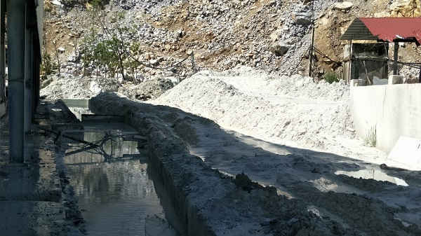Nước thải lẫn bột đá chảy lênh láng khắp nơi gây ô nhiễm môi trường.