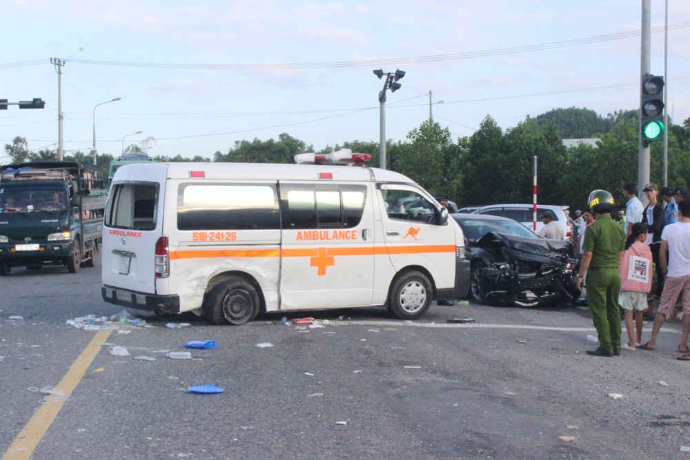 Hiện trường vụ TNGT nghiêm trọng, xe cấp cứu đâm xe ô tô con khiến 5 người bị thương nặng