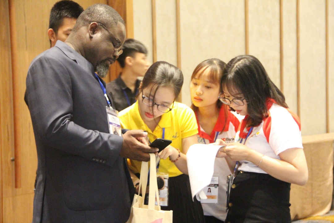 Tình nguyện viên hướng dẫn khách nước ngoài trong một sự kiện quốc tế tại Đà Nẵng