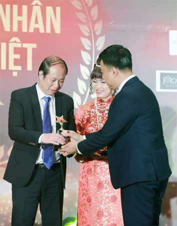 ThS. LS Nguyễn Minh Tuấn - Chủ tịch HĐTV Công ty TNHH Quản lý Toà nhà Việt (VietBuildings) nhận Cúp Sao Vàng tại lễ tôn vinh 