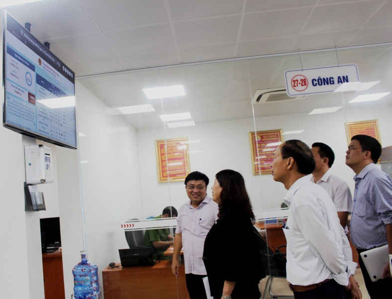 Thứ trưởng Bộ TN&MT Nguyễn Thị Phương Hoa cùng Đoàn công tác khảo sát thực tế CCTTHC tại Trung tâm hành chính công tỉnh Hà Tĩnh