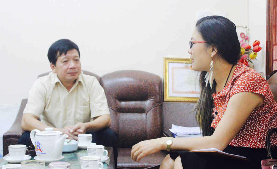Nhà báo Trần Hương làm việc với ông Vũ Lệnh Nghị, Phó giám đốc Sở Kế hoạch và Đầu tư, tỉnh Điện Biên