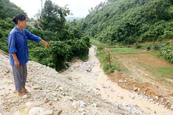 Đất đá sau khai thác khoáng sản của Công ty Khai Phát thải trôi gây ảnh hưởng đến nhiều ha hoa mầu của người dân tại thôn Thái Niên, Bảo Thắng Lào Cai.