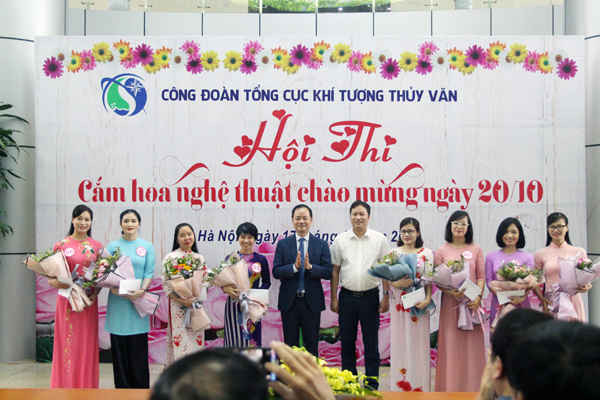 Ông Trần Hồng Thái – Phó Tổng cục trưởng phụ trách Tổng cục KTTV và ông Võ Văn Hòa - Chủ tịch Công đoàn Tổng cục KTTV tặng hoa cho đại diện các đội thi
