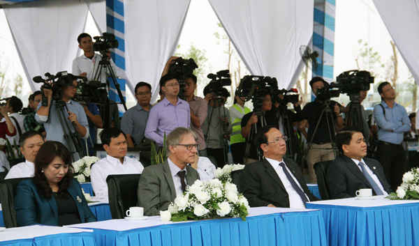 TS. Wolfgang Manig - Phó đại sứ Cộng hòa Liên bang Đức tại Việt Nam (hàng đầu tiên, thứ 2 từ trái qua phải)