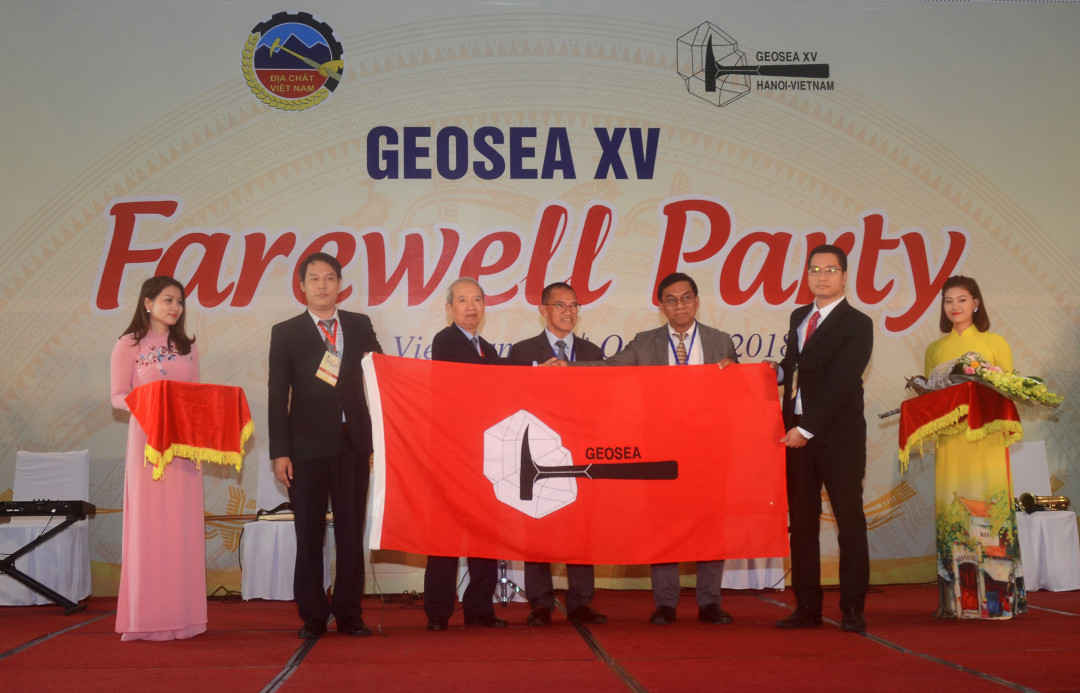 Việt Nam trao cờ Geosea cho nwowca dăng cai Geosea 16