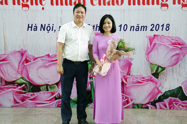 Ông Võ Văn Hòa – Chủ tịch Công đoàn Tổng cục KTTV tặng hoa đại diện đội đạt giải Nhất - Đài KT Cao không
