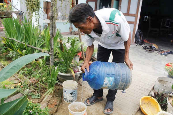 Hầu hết người dân ở các khu TĐC đều phải sống với nguồn nước nhiễm bẩn. 