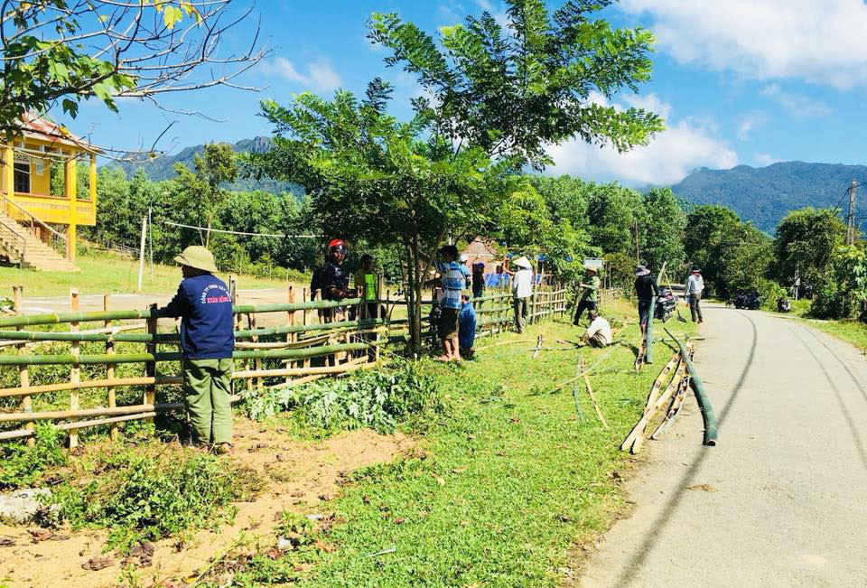 “Ngày nông thôn mới” ở huyện A Lưới góp phần vệ sinh môi trường, chỉnh trang đường làng ngõ xóm, trồng cây xanh… là điểm sáng tại Thừa Thiên Huế