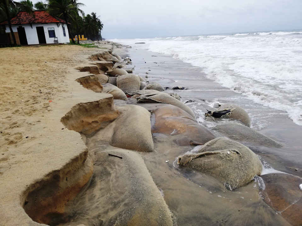 Ngay trong những ngày đầu tháng 10 vừa qua, hàng trăm mét bờ kè mềm đã bị sóng biển đánh hư hỏng, gây sạt lở
