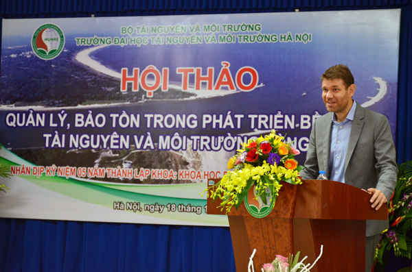 Ông Marc van der Linden – Bí thư thứ nhất phụ trách kinh tế và thương mại, Đại sứ quán Hà Lan tại Việt Nam phát biểu chào mừng 2 khoa