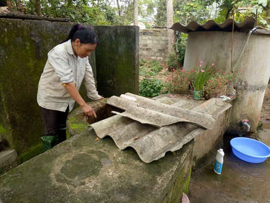 Giếng nước của gia đình chị Hoàng Thị Sáu bịt kín không dam sử dụng vì bị ô nhiễm