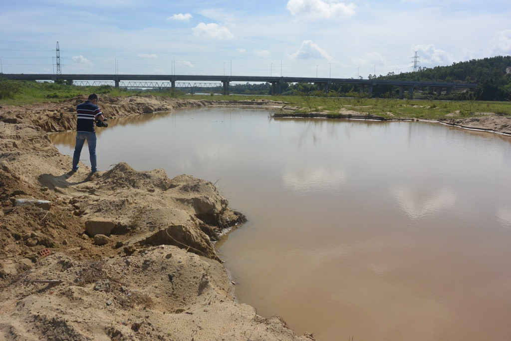 Bãi bồi ven sông Thu Bồn bị đào bới nham nhở tạo thành hố nước rộng vài trăm mét 