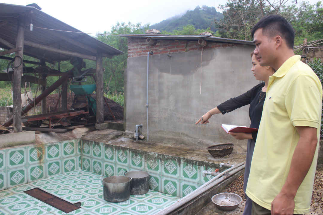 1. Cán bộ phòng Tài nguyên và Môi trường huyện Mường Ảng kiểm tra công tác bảo vệ môi trường trong sơ chế cà phê