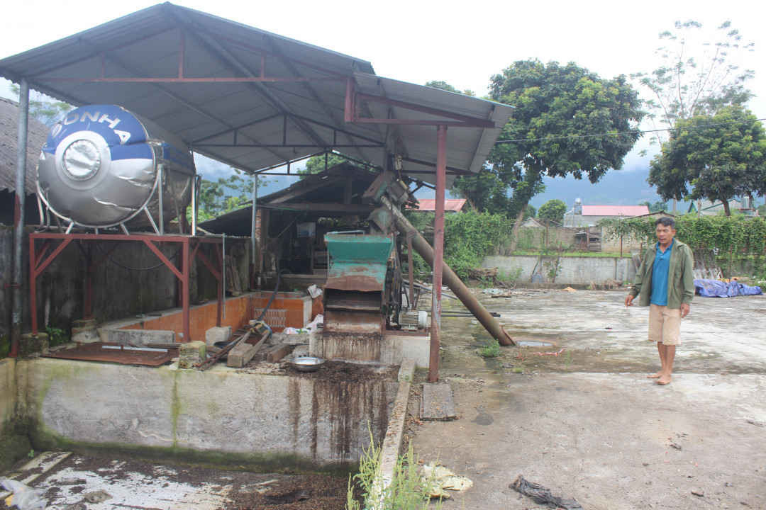 Vẫn còn nhiều hộ dân trên địa bàn huyện Mường Ảng không thực hiện ký cam kết bảo vệ môi trường trong sơ chế cà phê. Trong ảnh: Cơ sở sản xuất cà phê tại xã Ảng Nưa không ký cam kết bảo vệ môi trường mặc dù được phòng TN&MT Mường Ảng tuyên truyền, vận động.