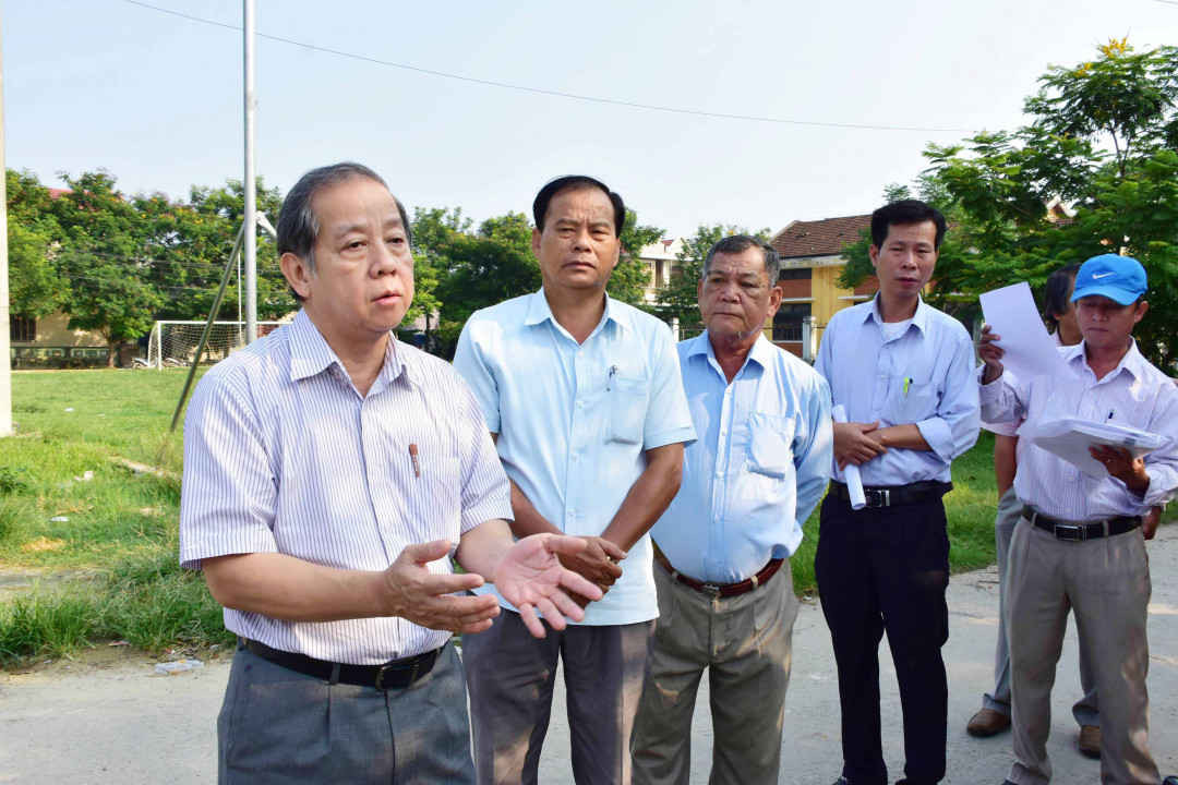 Ông Phan Ngọc Thọ (trái)- Chủ tịch UBND tỉnh Thừa Thiên Huế đến thị sát dòng sông Phổ Lợi và yêu cầu chấm dứt nhanh tình trạng ô nhiễm...