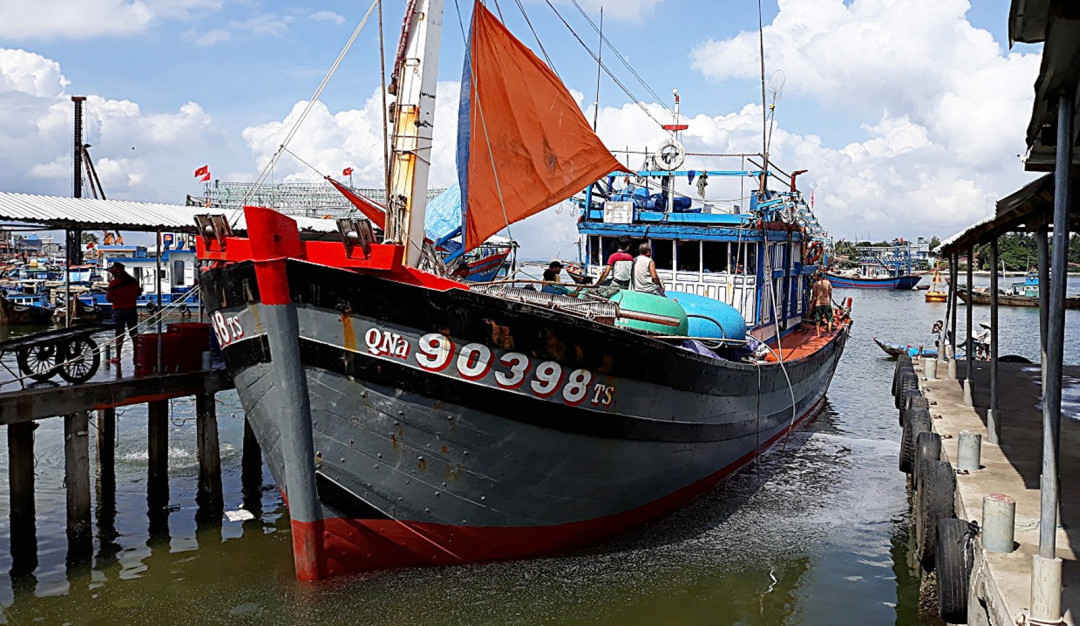 Lai dắt tàu cá QNa-90398TS bị nạn về cảng Kỳ Hà