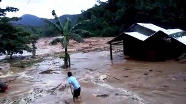 Thủy điện sông Bung 2 ở huyện Nam Giang vỡ hầm dẫn dòng nhấn chìm nhiều ngôi làng thuộc xã La Êê và xã Zuôih.