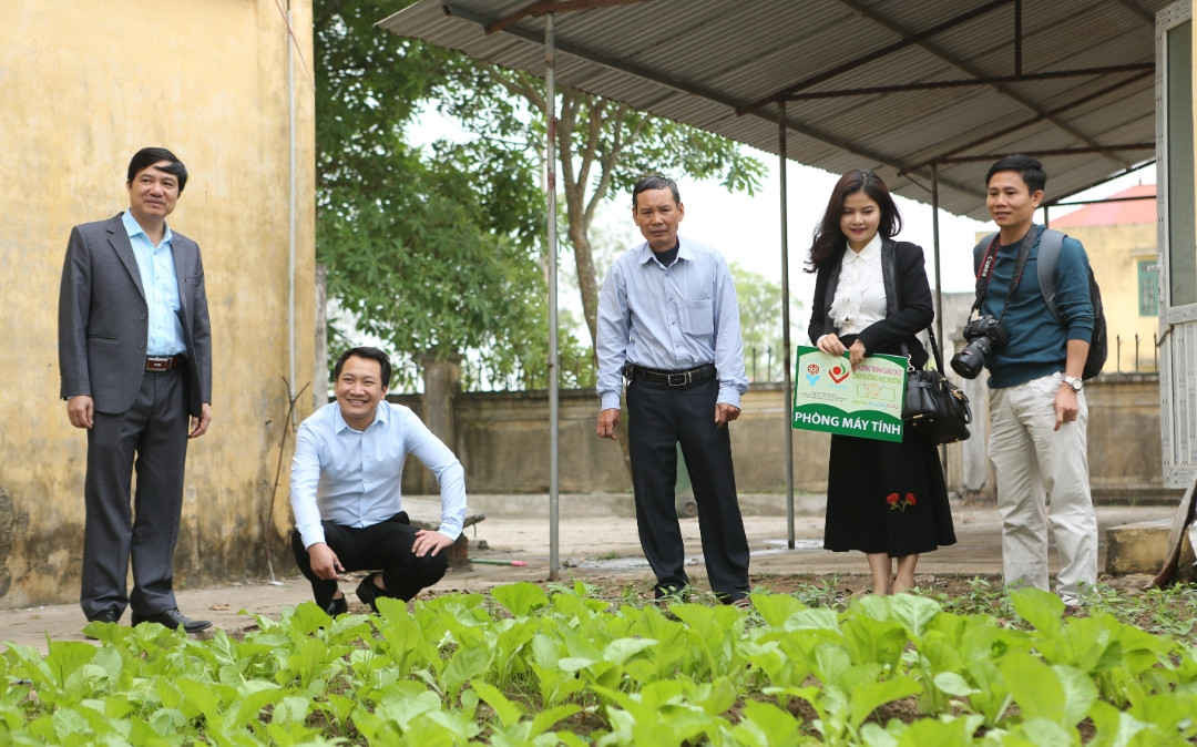 Đoàn công tác của Bộ Giáo dục và Đào tạo, Viện Dinh Dưỡng Quốc Gia, Sở Giáo dục và đào tạo tỉnh Hưng Yên và Nestlé Việt Nam tham gia khảo sát mô hình trồng “vườn rau dinh dưỡng” do các em học sinh trồng, để các em tìm hiểu giá