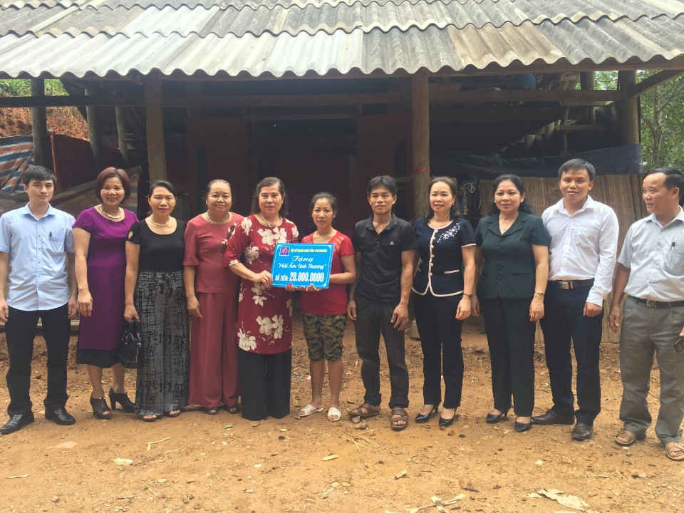 Hội nữ Doanh nhân tỉnh Thái Nguyên tổ chức thăm và tặng quà cho gia đình có hoàn cảnh khó khăn
