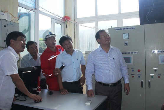 Phó Chủ tịch Thường trực UBND tỉnh Quảng Ngãi Nguyễn Tăng Bính kiểm tra phương án phòng, chống thiên tai tại thủy điện Đakrinh ngày 18/10 (ảnh Quảng Ngãi)