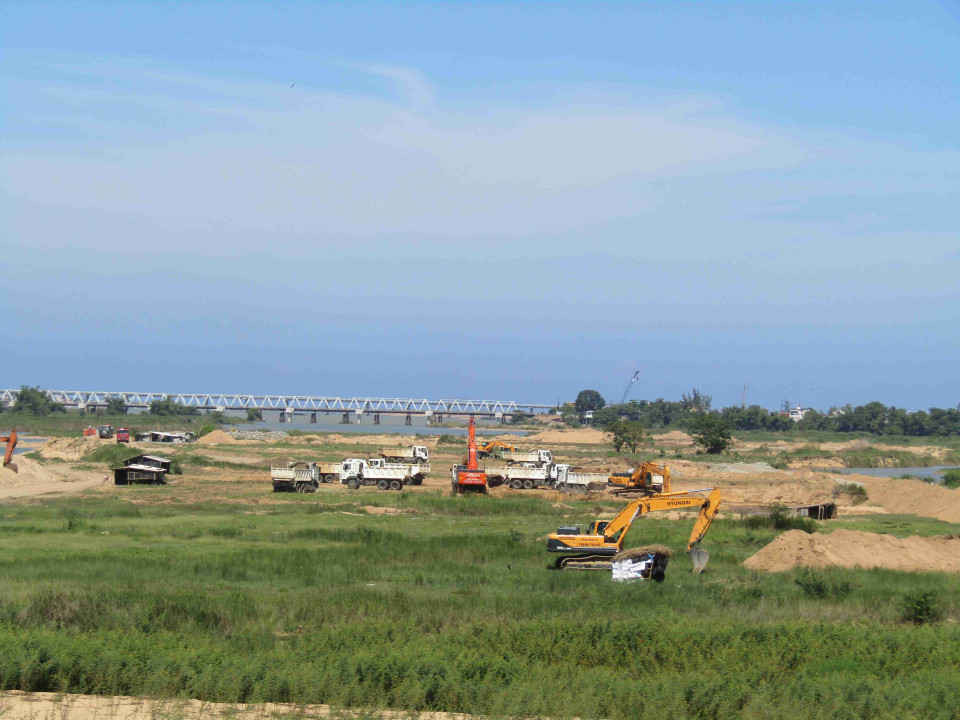 Đại công trường khai thác cát rầm rộ dưới cầu Đà Rằng mới tại xã Hòa Thành, huyện Đông Hòa 
