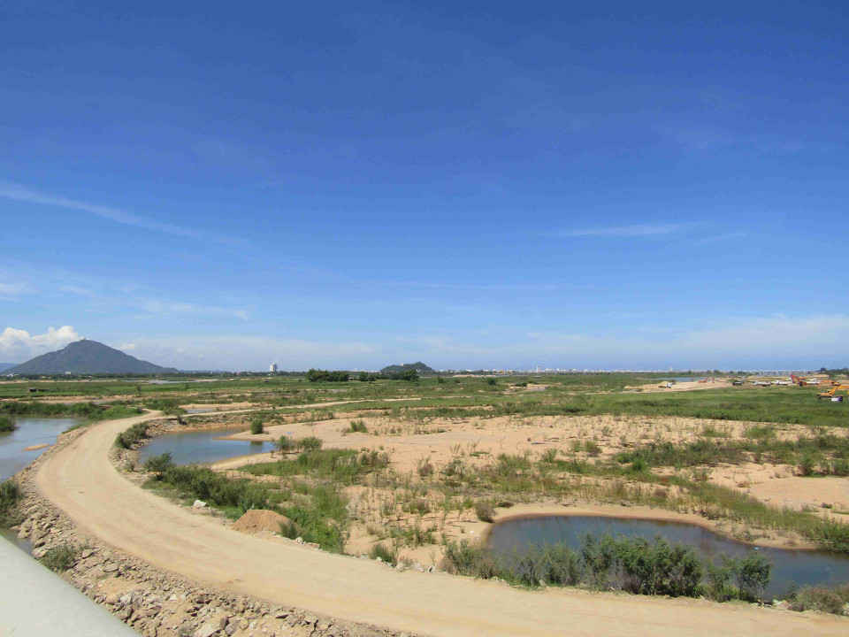 Con đường vào khu bãi mỏ cát sông Đà Rằng dưới cầu Đà Rằng mới tại xã Hòa Thành, huyện Đông Hòa 