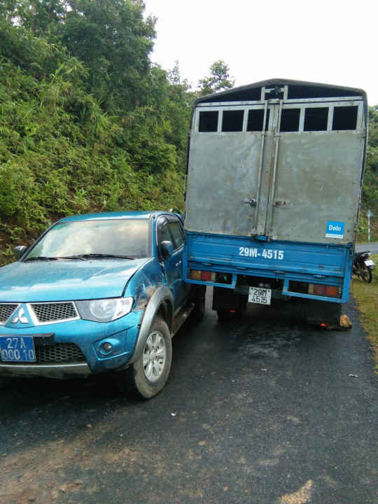Xe tải chở gỗ lậu cố tình không dừng xe, sau đó lao vào va quệt với ôtô của lực lượng Kiểm lâm và dừng lại