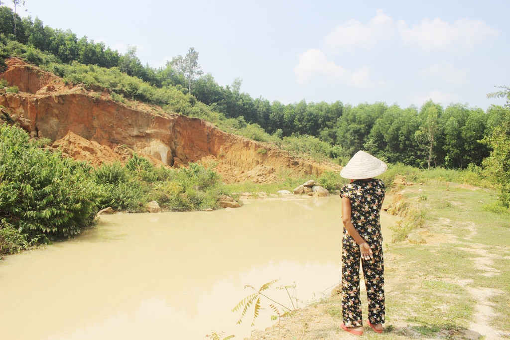 Các mỏ đất chưa được hoàn thổ môi trường đang gây ra nhiều hệ lụy cho cuộc sống người dân huyện Phú Ninh