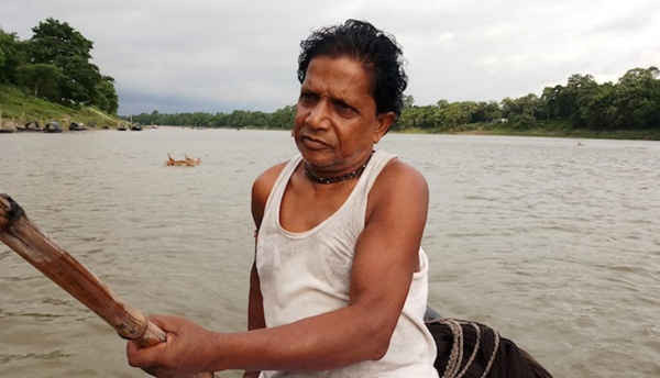 Ngư dân Gurudayal Haldar cho biết ô nhiễm tràn lan ở sông Atreyee đã gây ra sự suy giảm mạnh mẽ trong nghề đánh bắt cá. Ảnh: Gurvinder Singh