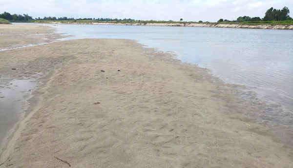Lưu lượng nước đã giảm trong sông Atreyee ngay cả trong mùa mưa