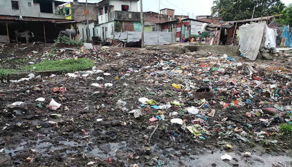 Sự lấn chiếm và đổ rác đã biến Sông Mahandanda thành một mương rác