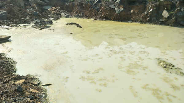 Trong quá trình khai thác đá, xả nước thải bùn đá gây ô nhiễm môi trường