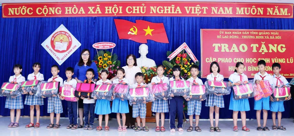 Trao tặng cặp phao cho học sinh vùng lũ huyện Bình Sơn