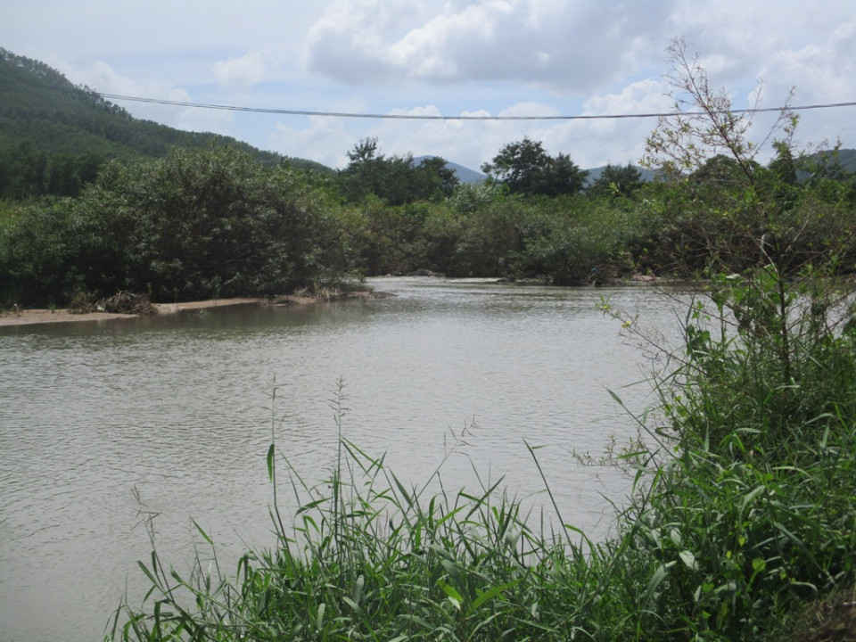 Mùa mưa nước suối dâng cao đã phần nào hạn chế lượng người qua khu vực núi Địa Chất, thôn Lãnh Vân, xã Xuân Lãnh để khai thác trái phép đá fluorit