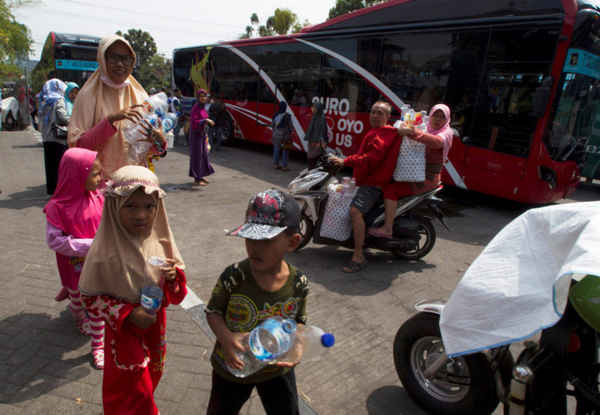 Cư dân mang theo chai nhựa để đổi lấy vé xe buýt Suroboyo tại ga Purbaya ở Surabaya, Indonesia vào ngày 21/10/2018. Ảnh: Sigit Pamungkas