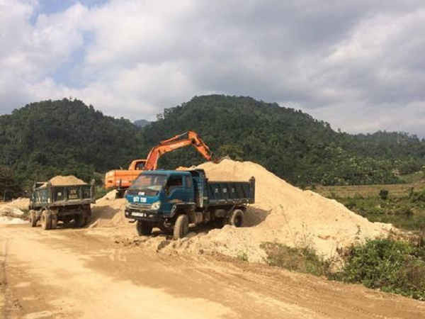 Do không có cát phục vụ công trình nên tại sông Nậm Việc, xã Hạnh Dịch (huyện Quế Phong) từng xảy ra hoạt động khai thác cát trái phép