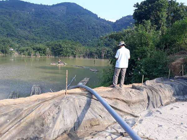 Bè và máy hút cát trái phép tại lòng đập thủy điện Châu Thắng trên địa bàn xã Quế Sơn (huyện Quế Phong) mới đây