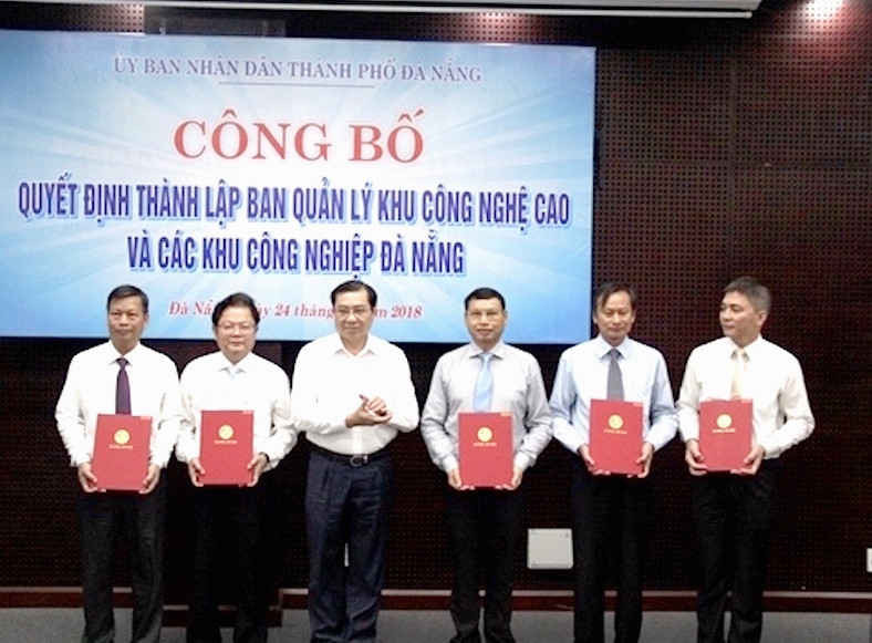 Ông Huỳnh Đức Thơ, Chủ tịch UBND TP. Đà Nẵng trao Quyết định bổ nhiệm lãnh đạo BQL Khu CNC và các KCN