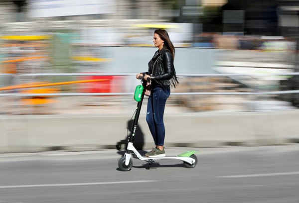 Một người phụ nữ đi xe tay ga chạy điện Lime-S của hãng Lime có trụ sở tại California, trên một con phố ở Madrid, Tây Ban Nha vào ngày 24/10/2018. Ảnh: Paul Hanna