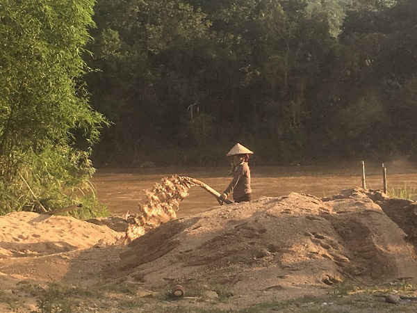  Trên địa bàn huyện Sông Mã, tỉnh Sơn La còn tình trạng khai thác, vận chuyển, tập kết và tiêu thụ cát trái phép.