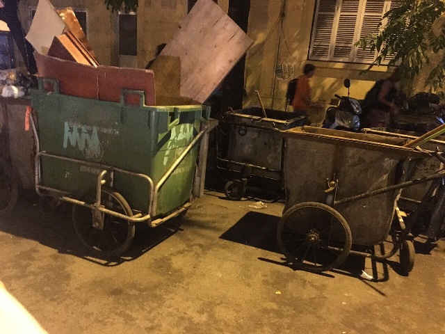 Vỉa hè hay các thùng rác công cộng luôn là điểm đến lý tưởng của các đối tượng đổ trộm rác thải công kềnh