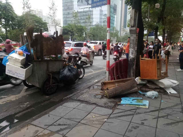 Rác thải cồng kềnh vô tư được xả bừa bãi tại một gốc cây trên đường Trân Duy Hưng, phường Trung Hòa, quận Câu Giấy, thành phố Hà Nội