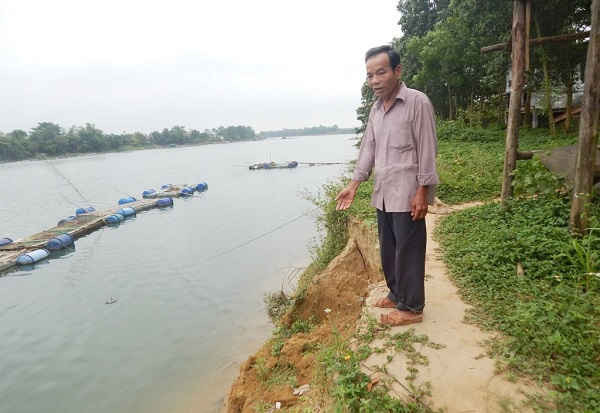 Sông Bồ qua thôn Giáp Tư bị sạt lở nghiêm trọng dài gần 1 km