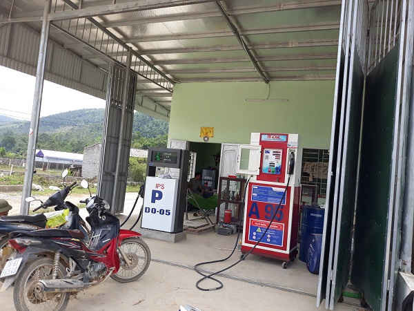 Cây xăng mini trái phép tại xã Hà Lai tấp nập người và mua xăng.