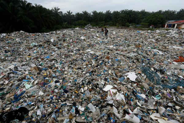 Chất thải nhựa bên ngoài một nhà máy tái chế bất hợp pháp ở Jenjarom, Kuala Langat, Malaysia hồi đầu tháng 10. Ảnh: Reuters