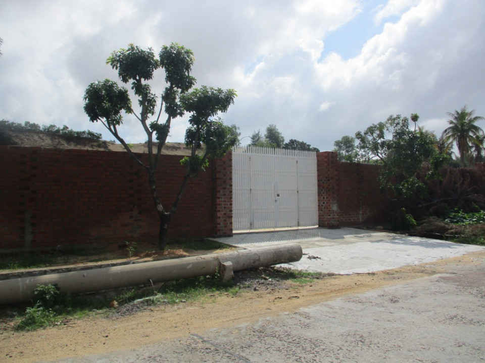 Khu đất biệt thự xây dựng tường bao, cổng ngõ kiên cố bằng gạch trên tuyến đường ĐT639, xã Nhơn Hội 