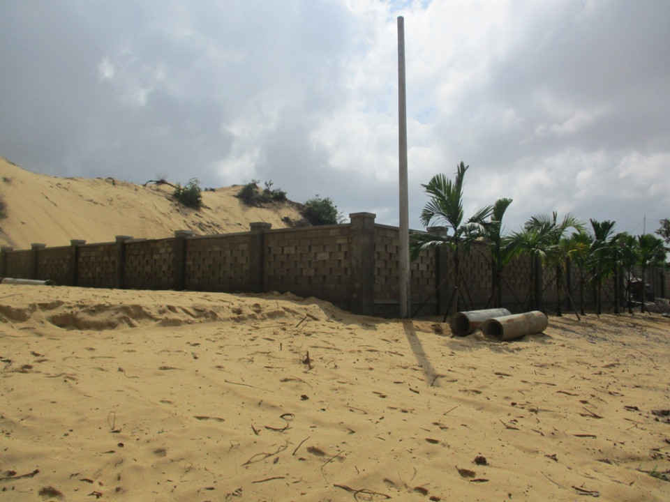 Khu đất biệt thự xây dựng tường bao, cổng ngõ kiên cố bằng đá chẻ trên mô cát dọc tuyến đường ĐT639, xã Nhơn Hội 