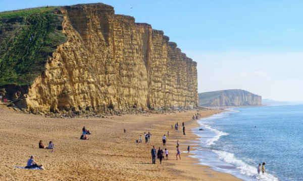 Vịnh West trên bờ biển Jurassic của Dorset. Biển thềm lục địa bao phủ 1,6 triệu km xung quanh nước Anh. Ảnh: Tom Corban / Rex / Shutterstock