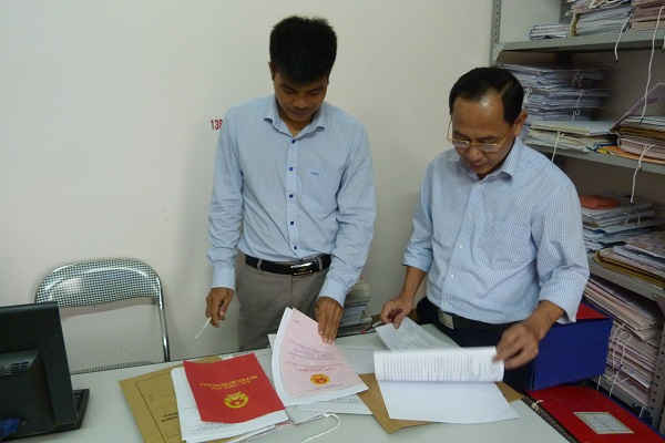 Cán bộ Chi nhánh Văn phòng Đăng ký đất đai huyện Mường La thẩm định hồ sơ cấp GCN